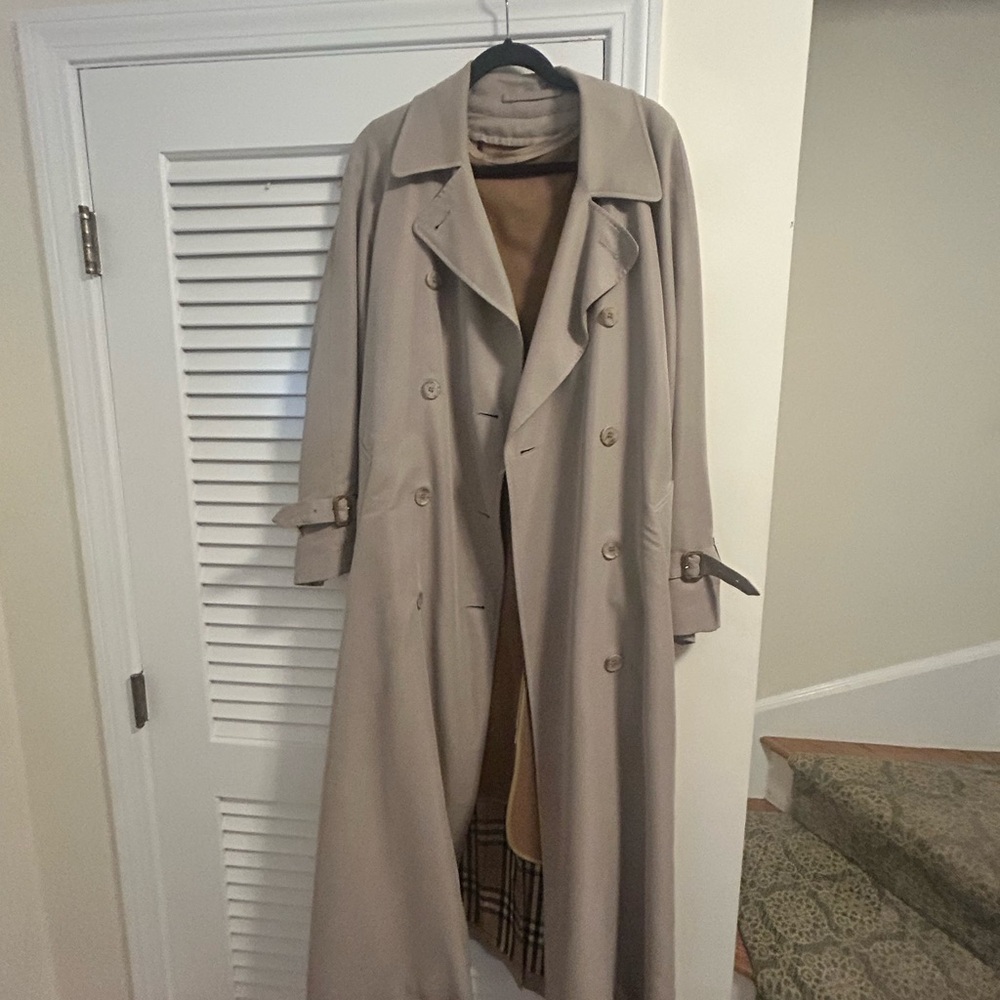 90s classic Burberry Trench Coat with Iconic wool zip out Check Lining. Size L
